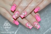 Nailart in Neon Pink mit Blumen und Steinchen Acrylnägel