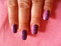Pink Farbacryl halbseitig mit Glitzer und schwarzen Streifen Acrylnägel