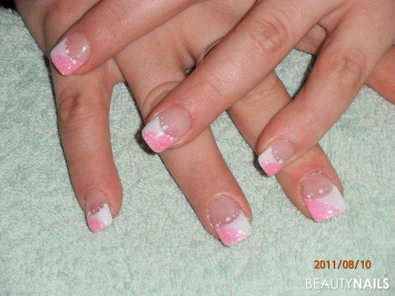 Pink light Acrylnägel - French mit pinkem Glitzer und weißem Stamping Nailart