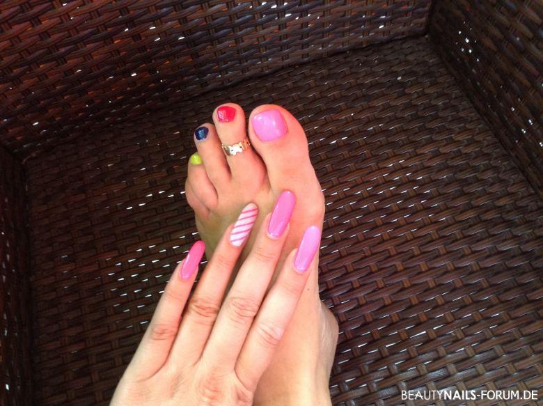 Bunte Fußnägel - Hand in neon pink / grau