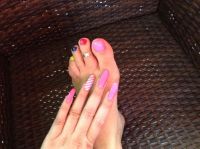 Bunte Fußnägel - Hand in neon pink / grau Frühling- & Sommer