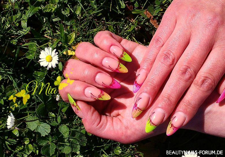 Frenchnägel Neonfarben Gelmodellage - Mandelform Frühling- & Sommer - Die morgendliche Sonne, lässt die Farben nicht all zu dolle Nailart