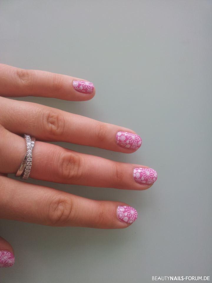 Natürliche rosa Nägel mit weißem Blumenstampingdesign