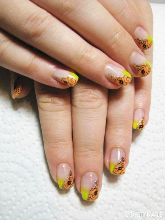 Sommer-Nägel mit gelb und orange Frühling- & Sommer - Stamping auf gelb und orange Nailart