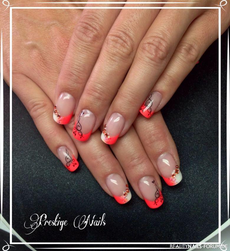 Sommer Nailart Look Frühling- & Sommer - French Spitze ist mit Farbverlauf und Glitzer gearbeitet. Als Nailart