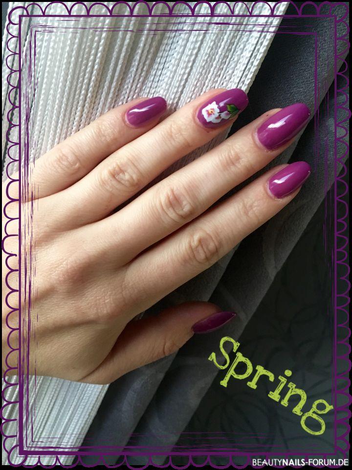 Violette Nägel mit Blume