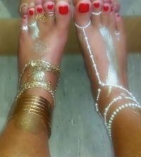 Klassische rote Fußnägel Füsse