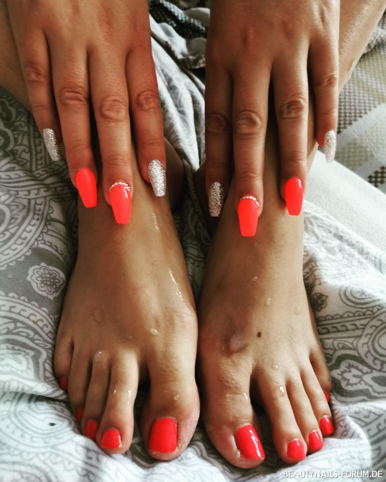 Natürliche Nägel in rot lackiert, Hände und Füße