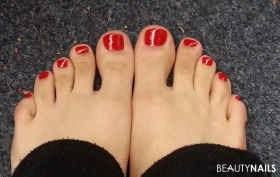 Roter Nagellack Fußnägel Füsse - Nagellack von OPI  - Füße im Freien mit Überlack Nailart