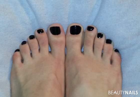 Schwarzer Nagellack Füße