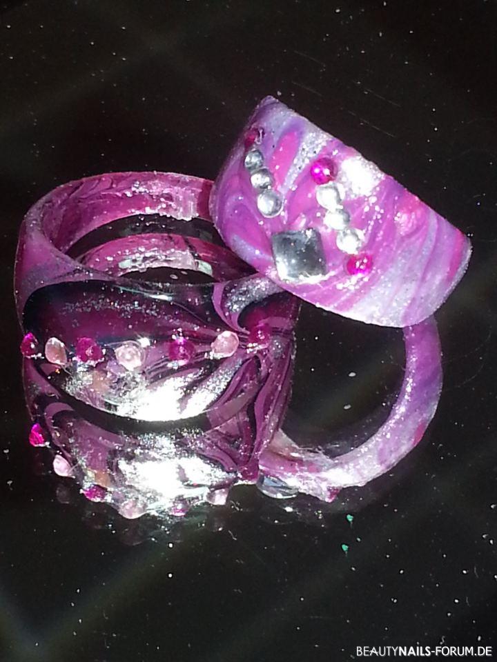 Water Marble Ringe - rosa, lila und schwarz Gegenstände - Acrylrohling verwendet - Water Marble-Technik mit Strass und Nailart