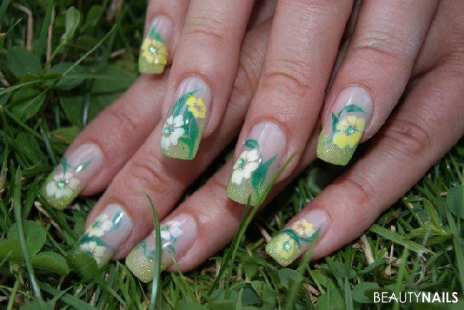 3. Airbrushversuch - Blumenwiese Gelnägel - French Glimmer gelb von Centro - Nails, Airbrush positiv in grün, Nailart