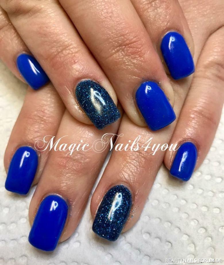 Blaue gerade Nägel in Fullcover mit Glitzernagel Gelnägel blau - Material von Jolifin Nailart