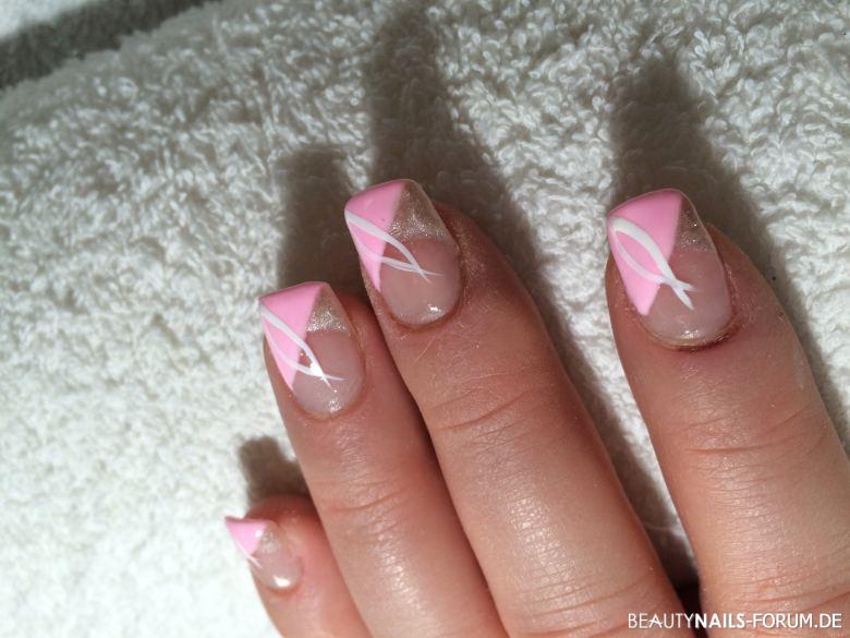 Diagonales French in rosa mit Linien Gelnägel rosa -  Nailart