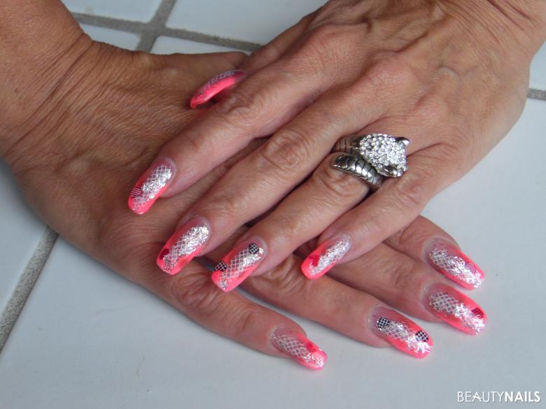 Die letzten Sommernägel Gelnägel - French Neon-Pink mit Silberglitter und Netzstamping in weiß.Verziert Nailart