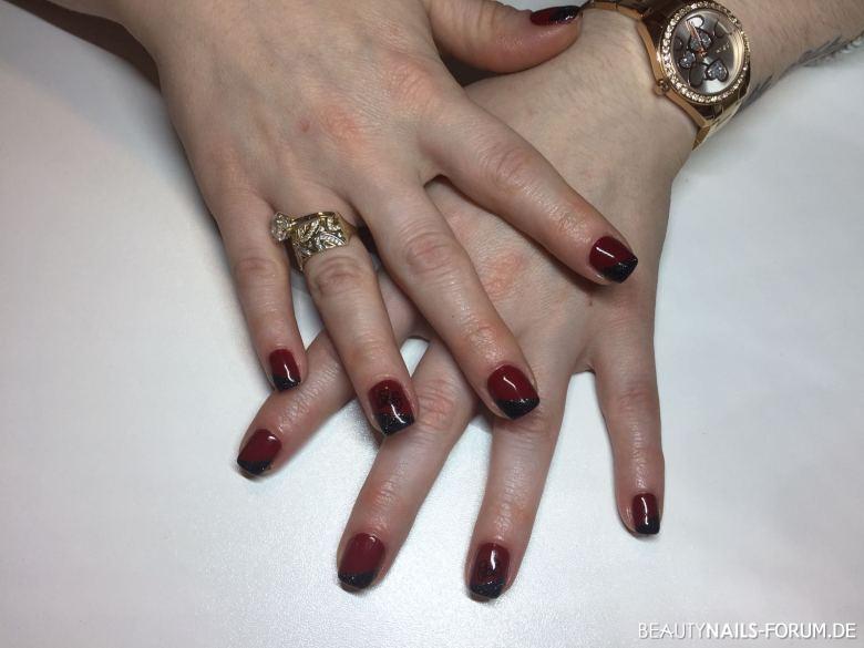 Dunkelrote Nägel mit schrägem French in schwarz Gelnägel rot schwarz - Rote Nägel mit schräger spitze in Glitzer schwarz und eine Nailart