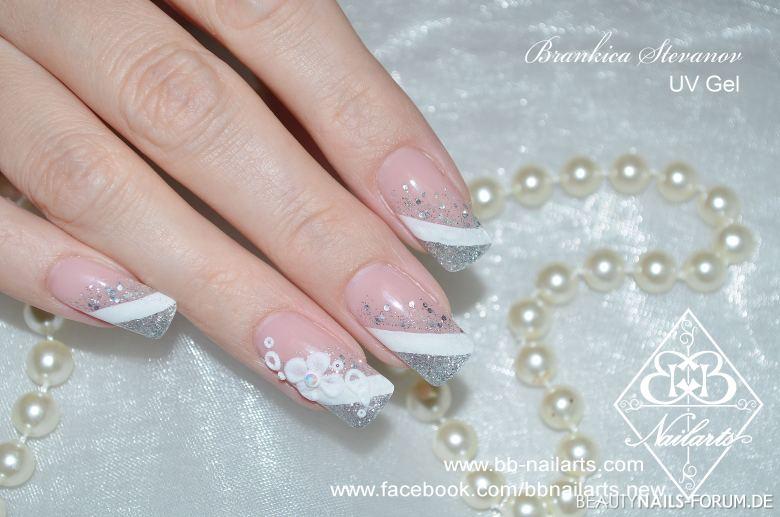 Elegante Hochzeitsnägel mit weiß und silber Gelnägel silber weiss - Gele von Hanse mit Acrylblume Nailart