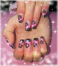Farbverlauf schwarz/pink mit Blumen Stamping Gelnägel