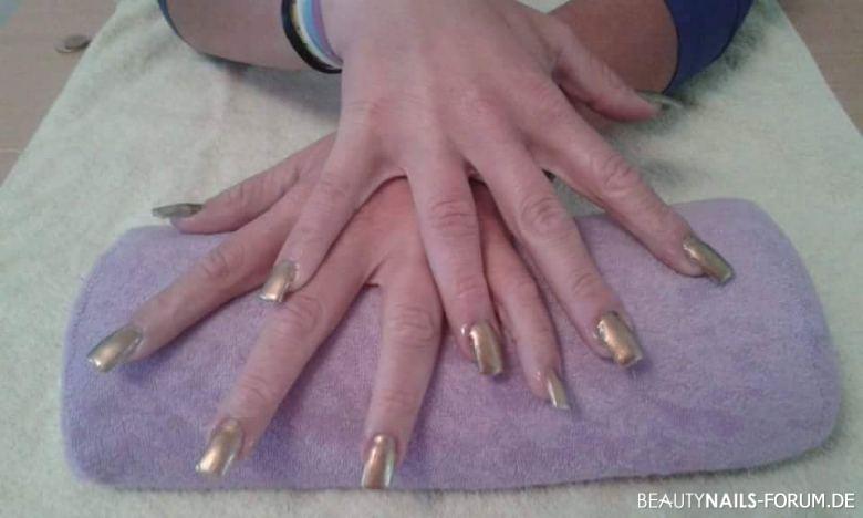 Fingernägel mit goldenem nagellack Gelnägel - Materialiern: Tips,Gel, Farben: goldener nagellackFormen: gerade Nailart
