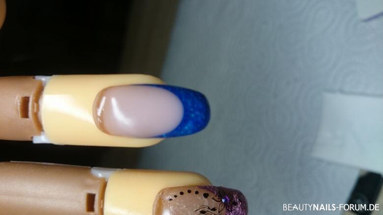 French Manicure blauer Nagel Gelnägel - Andere Sicht des Nagels Nailart