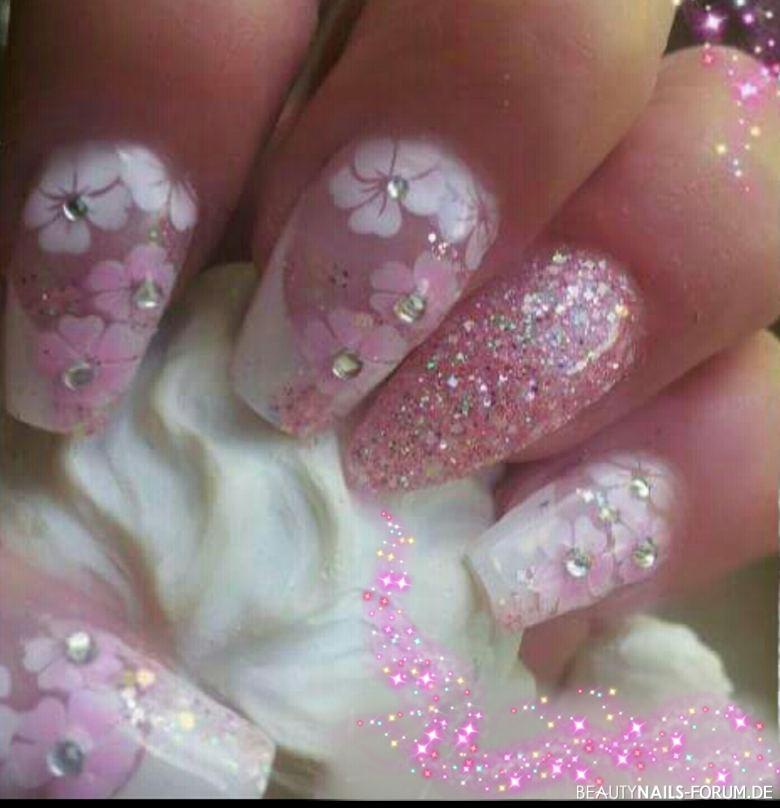 Frühlingsblumen mit viel Glitzer und Steinchen Gelnägel pink rosa - Diese Nägel wurden mit einem 1phasengel french white,holo glitzer Nailart