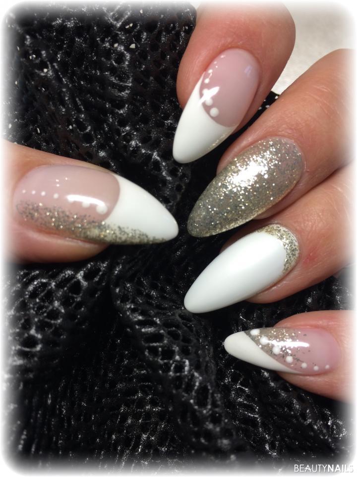 Gelnägel mit Weiss und Glitzergold