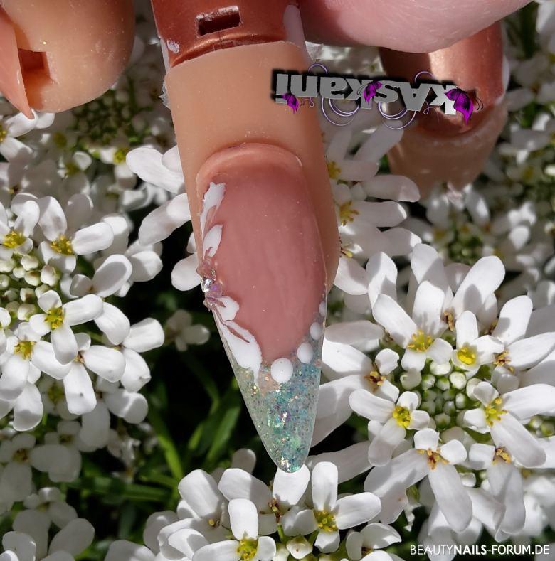 Glitterfrench türkis mit Blumen-Malerei Gelnägel - Mein dritter NT Nagel - Glitter von creativearts, Gele von Aretini, Nailart
