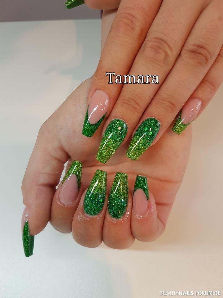 Grüne Glitterballerina-Nails - knallige Farben Gelnägel grün - Hab nen Verlauf mit Glitter versucht. Make up von Willa nails, Nailart