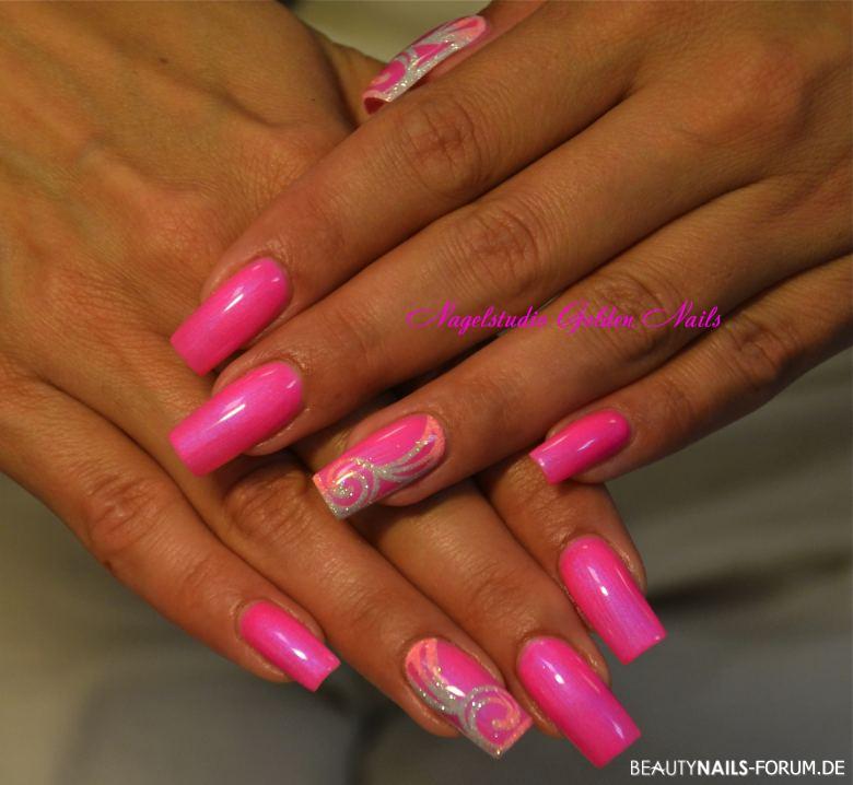 Knallige Urlaubsnägel in pink Gelnägel - Gearbeitet mit Gel und feine Glitter Nailart