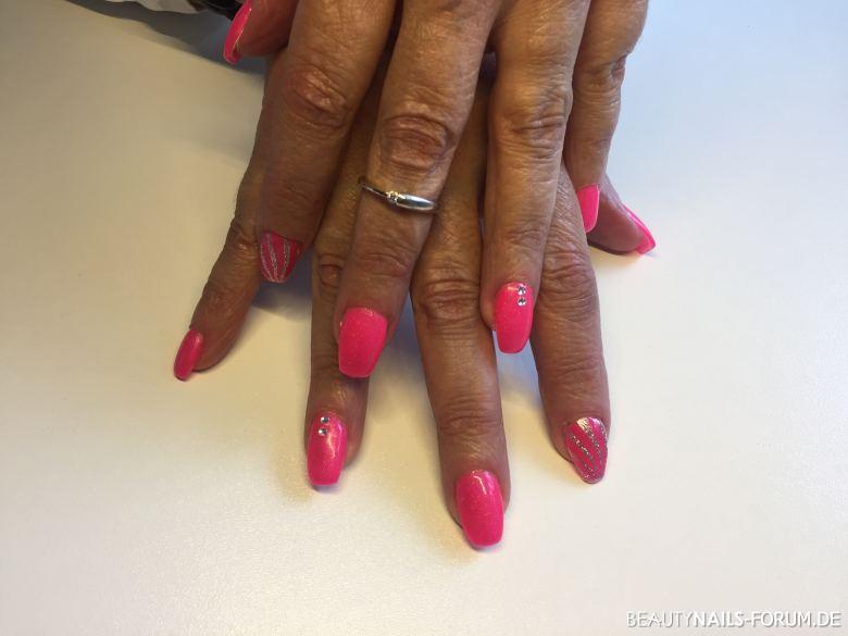 Knalliges Pink/Glitzer mit Steinchen - Nageldesign Gelnägel pink - Pinke leicht Ballerina geformte Nägel, mit Glitzer Muster und Nailart