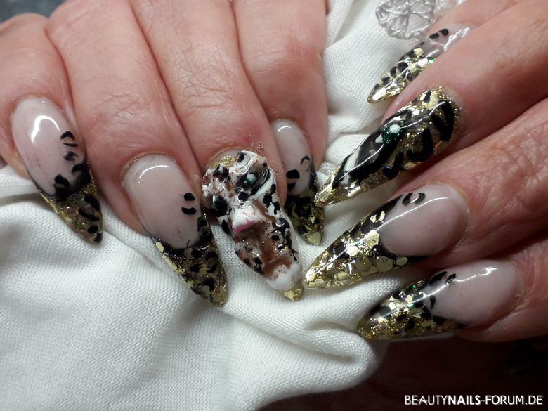 Leoparden Nailart mit Glitter Gelnägel gold schwarz - Noch einmal ein Foto der Leoparden Nägel, auf dem die Farben Nailart