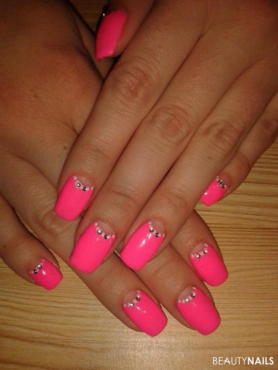 moon-manicure in pink