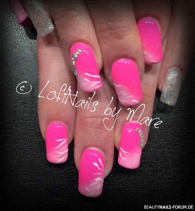 Nageldesign in neon pink mit Steinchen Gelnägel - Nail Code und aretini   Nailart
