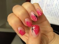 Pink mit Malerei auf Daumen / Ringfinger Gelnägel