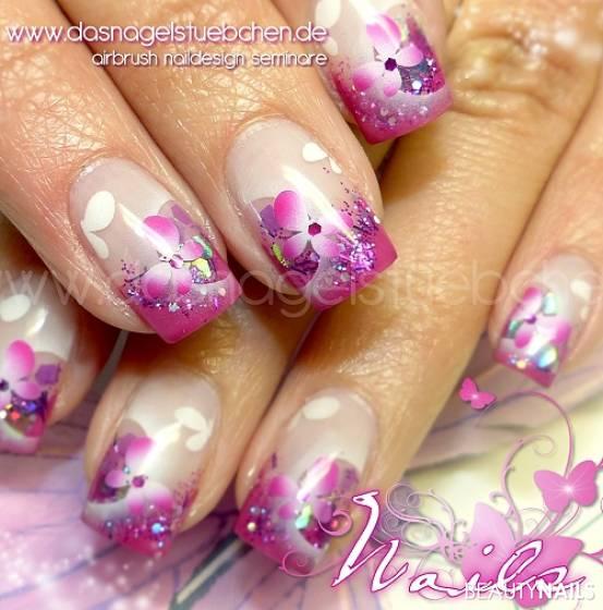 Pinke Schmetterlinge Gelnägel - Airbrushdesign auf Holoblättchen und Flitterfäden Nailart