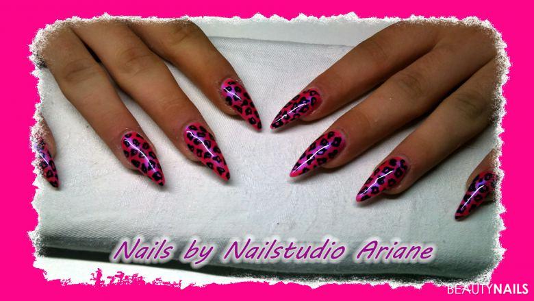 pinker leo (Männerhände) Gelnägel - pinker leo auf männerhänden , stiletto Nailart