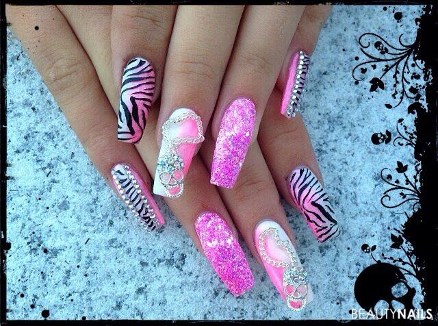Pinkes Zebra :D Gelnägel - Pink-weiße Farbverläufe, gemaltes Zebramuster und 3D Charmes, Nailart