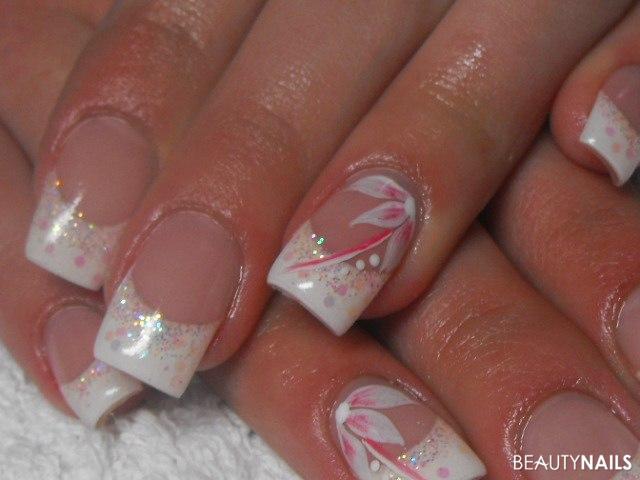 Rosa French Nails mit Nageldesign Gelnägel -  Nailart