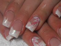 Rosa French Nails mit Nageldesign Gelnägel