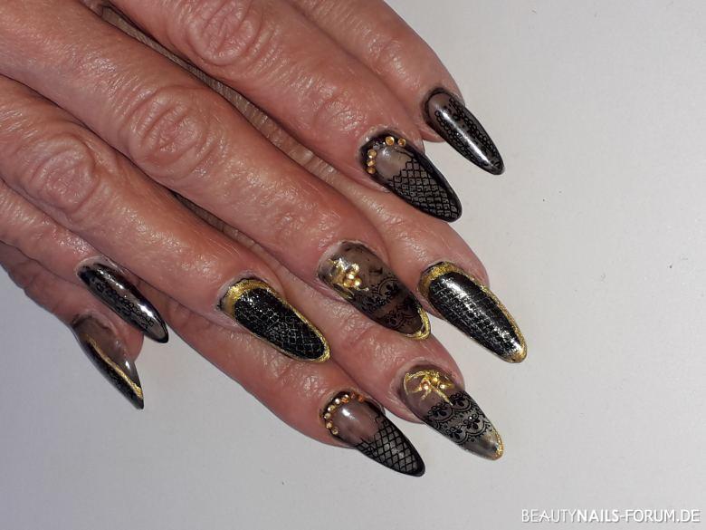 Strumpfhosen-Nägel mit Stamping in schwarz gold Gelnägel gold schwarz - Die Nägel wurden mit Gel verlängert. Anschließend mit Stamping Nailart