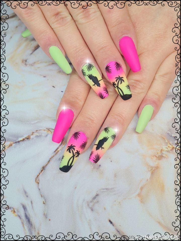 Summer Nails mit Palme und Kakadu auf Neon