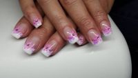 Weiß mit rosa Blume Gelnägel