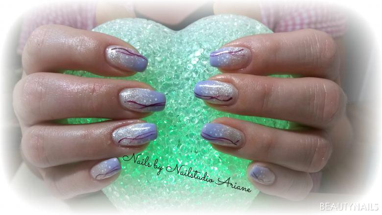 Zart Gelnägel - farbverlauf in weiß irisierend und pastell lila mit malerei Nailart