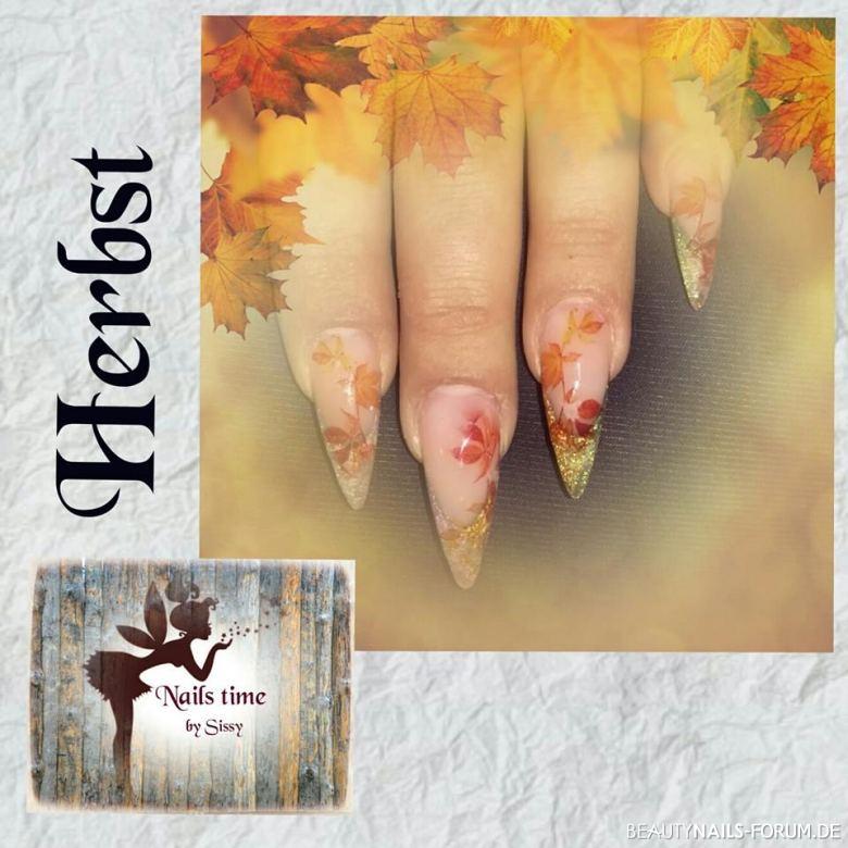 Herbstblätter Nageldesign mit Goldglitzer Herbst-Nägel - Material: Firmenmix mit kleiner Malerei Nailart
