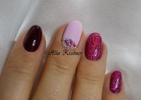Nageldesign Dunkelrot, lila-pink Glitter und Steine Herbst-Nägel