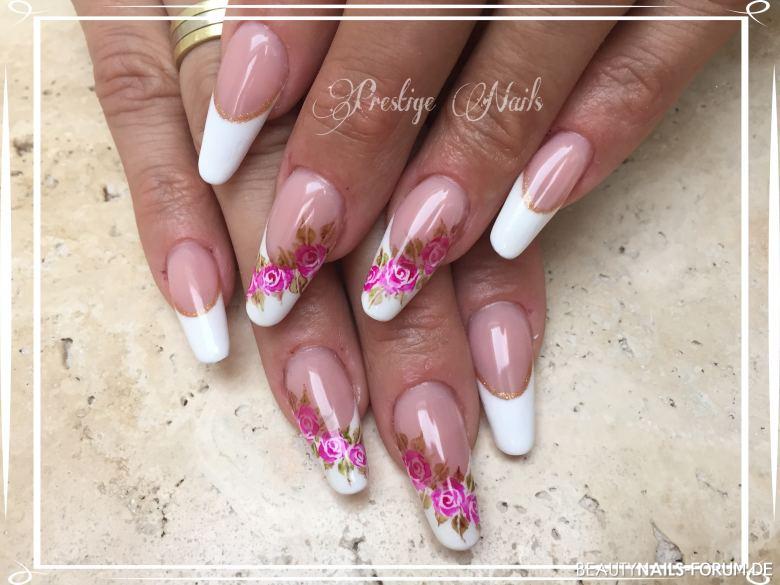 French Manicure mit schönem Rosen - Motiv