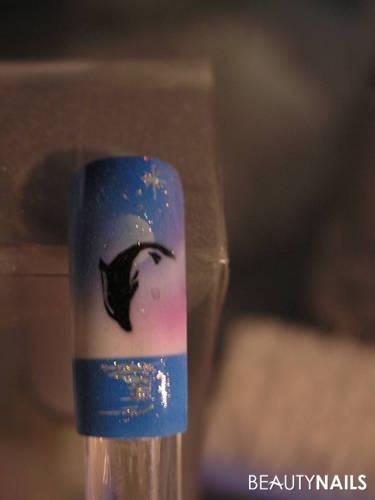 mal wieder Airbrush Mustertips - Delphin im Mond Nailart