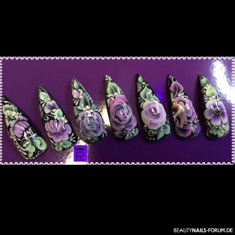 One Stroke Blüten in Violet Mustertips lila grün - Showtips mit One Stroke Nailart