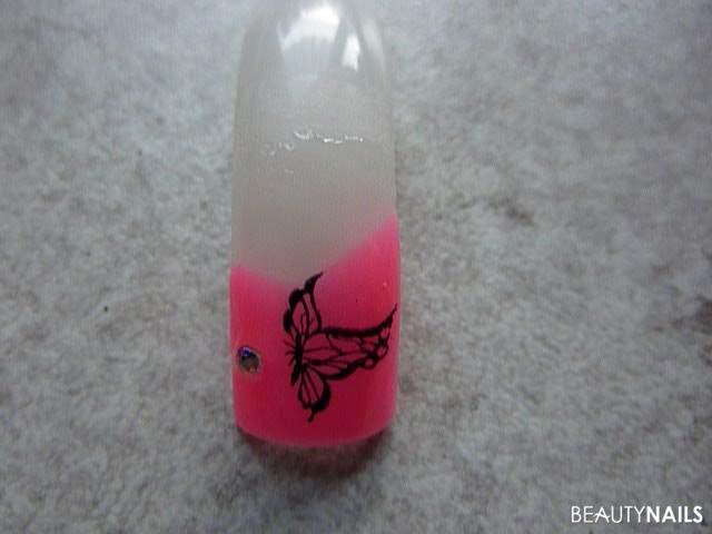 schmetterling Mustertips - neon pink schmetterlingstempel und glitzerstein Nailart