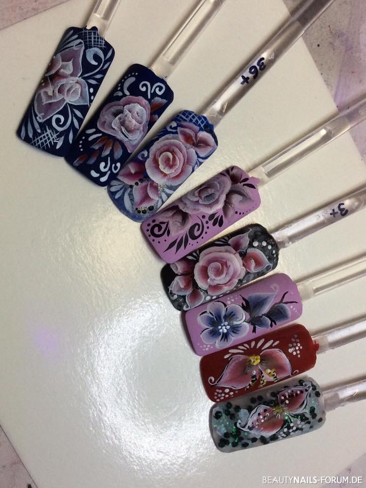 Verschiedene One Stroke Blüten auf Nailpops Mustertips rosa lila - One Stroke auf Nailpops ....kleine Fingerübung Nailart